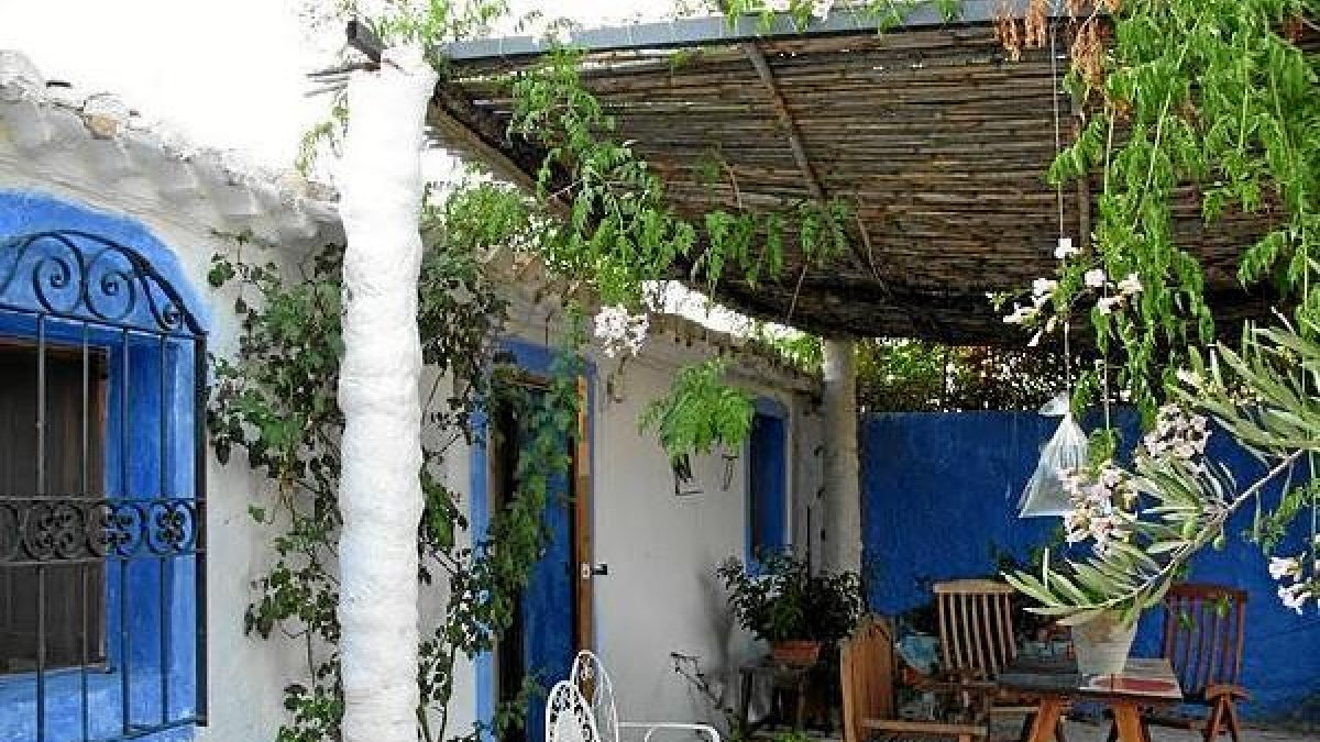Porche de Casa Abuela, una de los seis alojamientos rurales solidarios que hay en Almería.