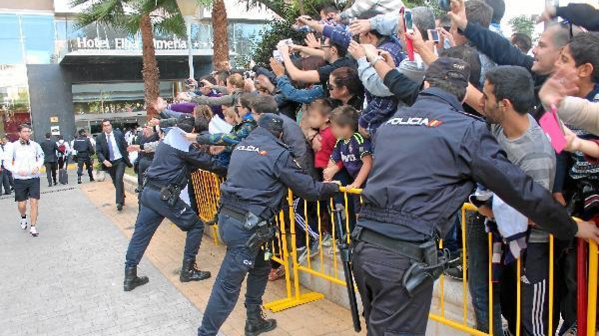 Agentes en la salida del Real Madrid del hotel