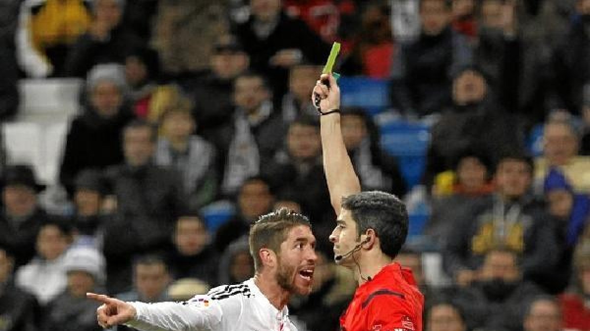 Unidano amonestando a Sergio Ramos.