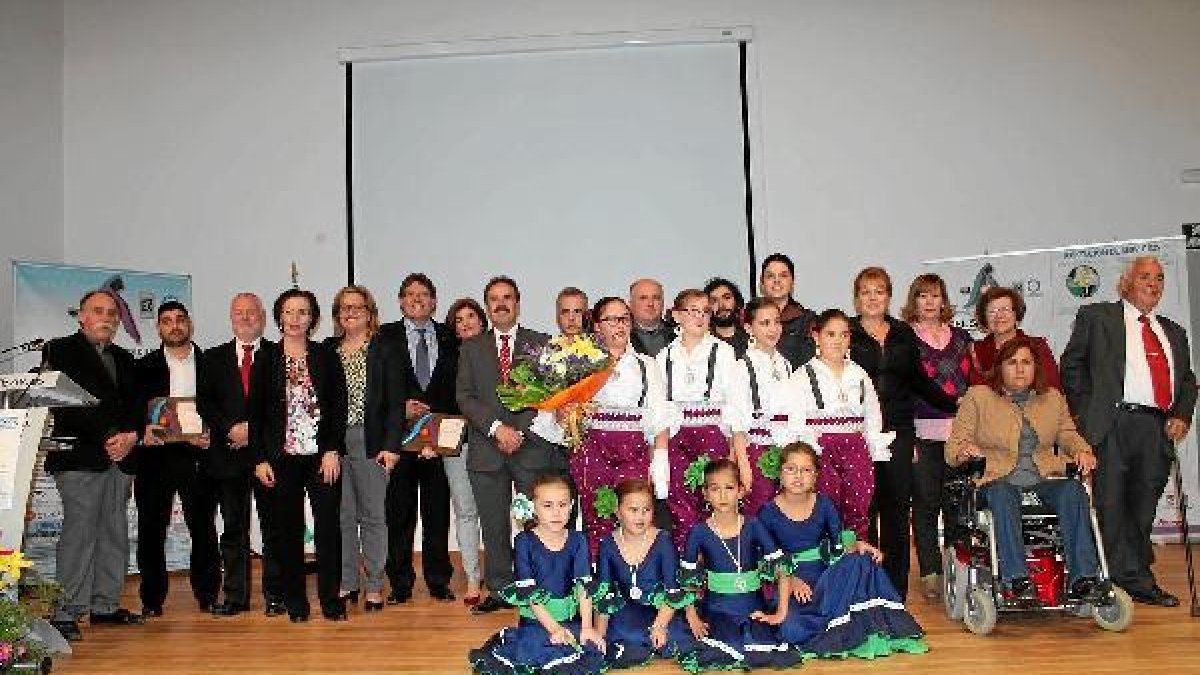 Fotografía de familia de ‘El Saliente’ y premiados