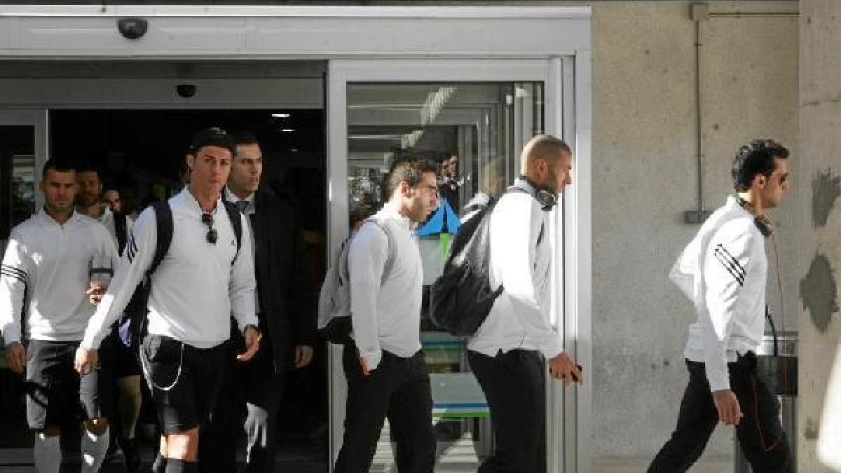 Cristiano Ronaldo y sus compañeros, saliendo del aeropuerto de Almería.
