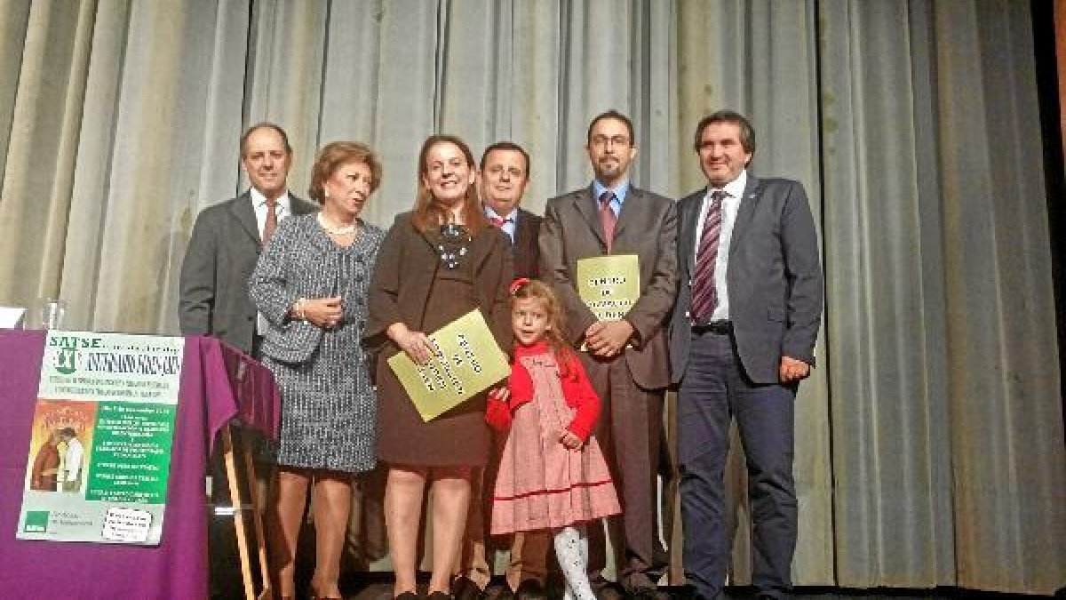Miembros del equipo de investigación recogen el premio Fuden-Jaén.