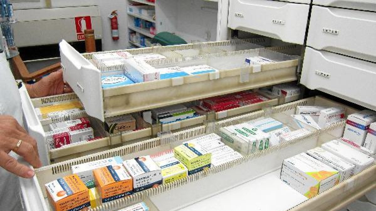 Medicamentos almacenados en una oficina de farmacia de la capital.