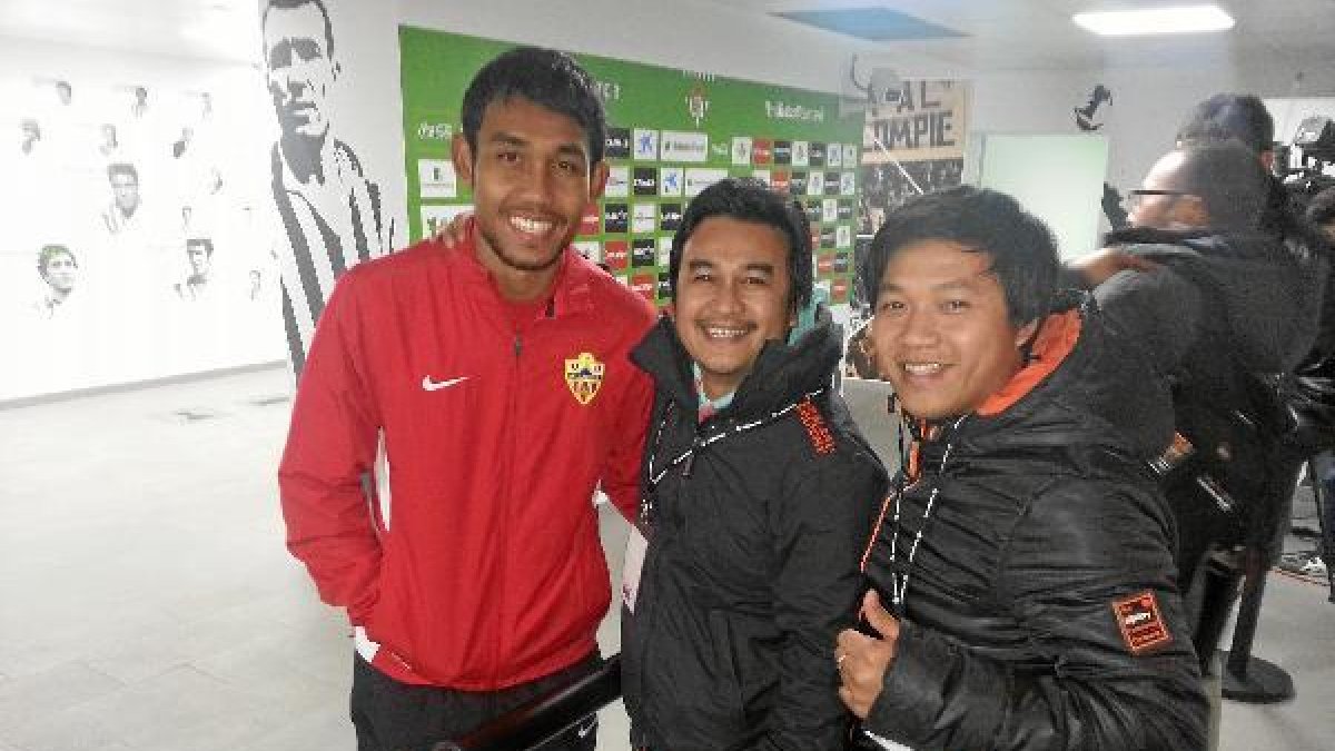 Teerasil con los periodistas de Tailandia.