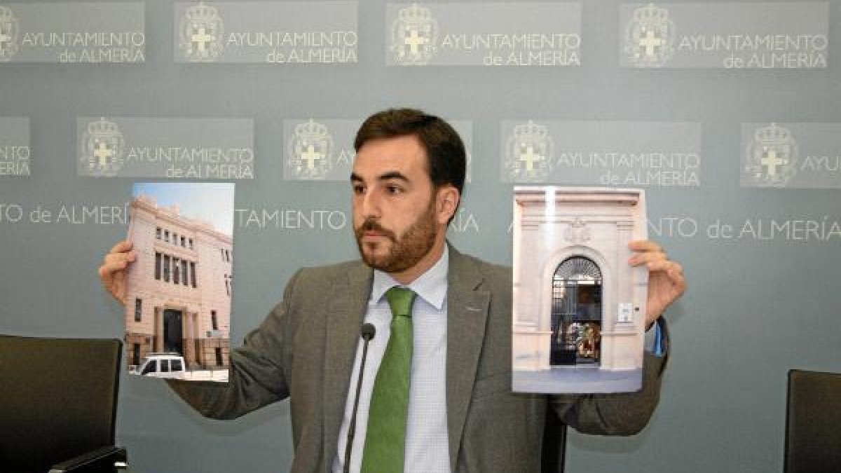 Sánchez muestra edificios de la Junta con símbolos franquistas.