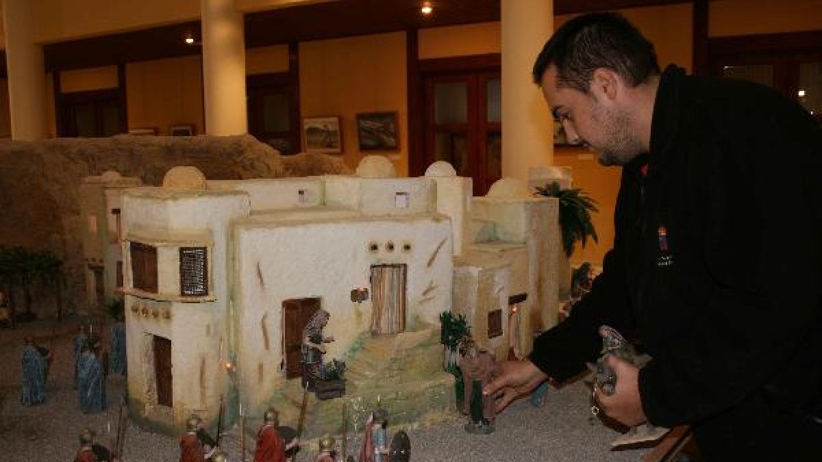 Francisco Sánchez es el creador y compositor de este Belén navideño.