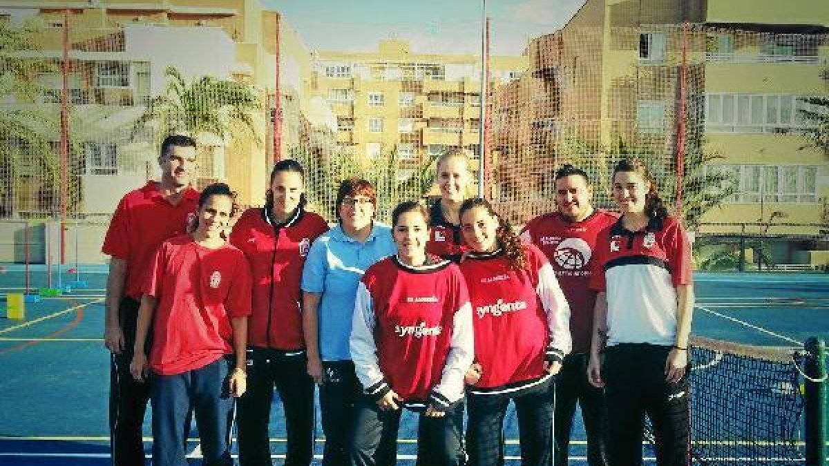 Participantes posabdo felices.