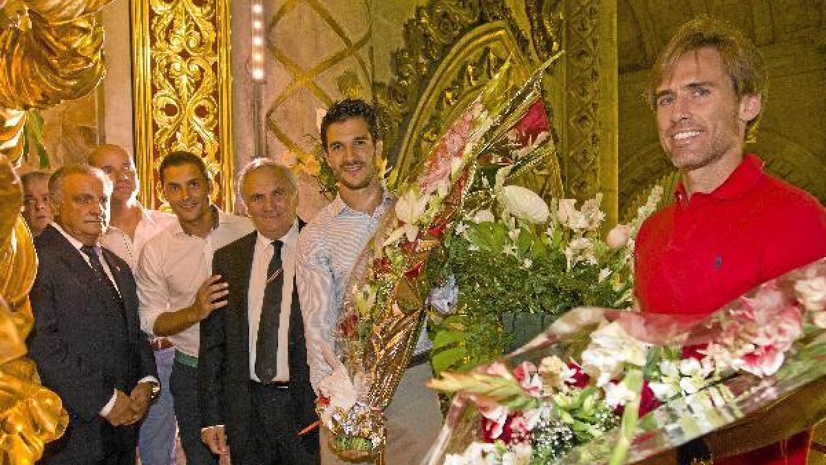 Alfonso y Francisco junto a l Virgen del Mar que les echará una mano.