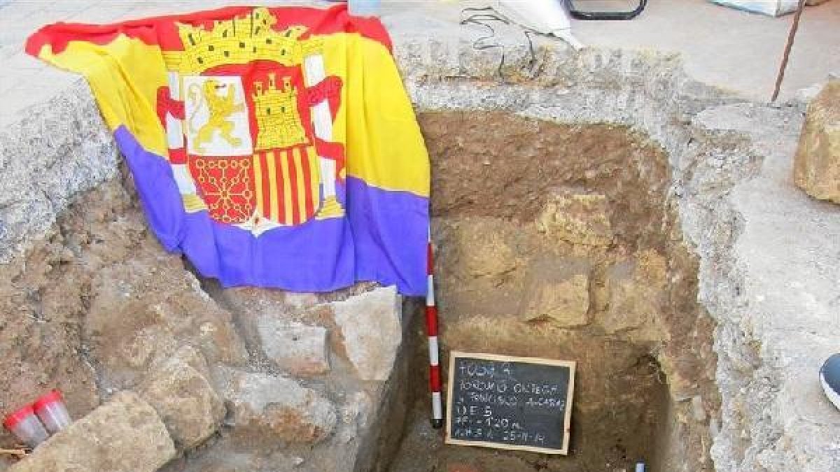 Bandera republicana en una fosa antes de saber que los restos no eran de represaliados.