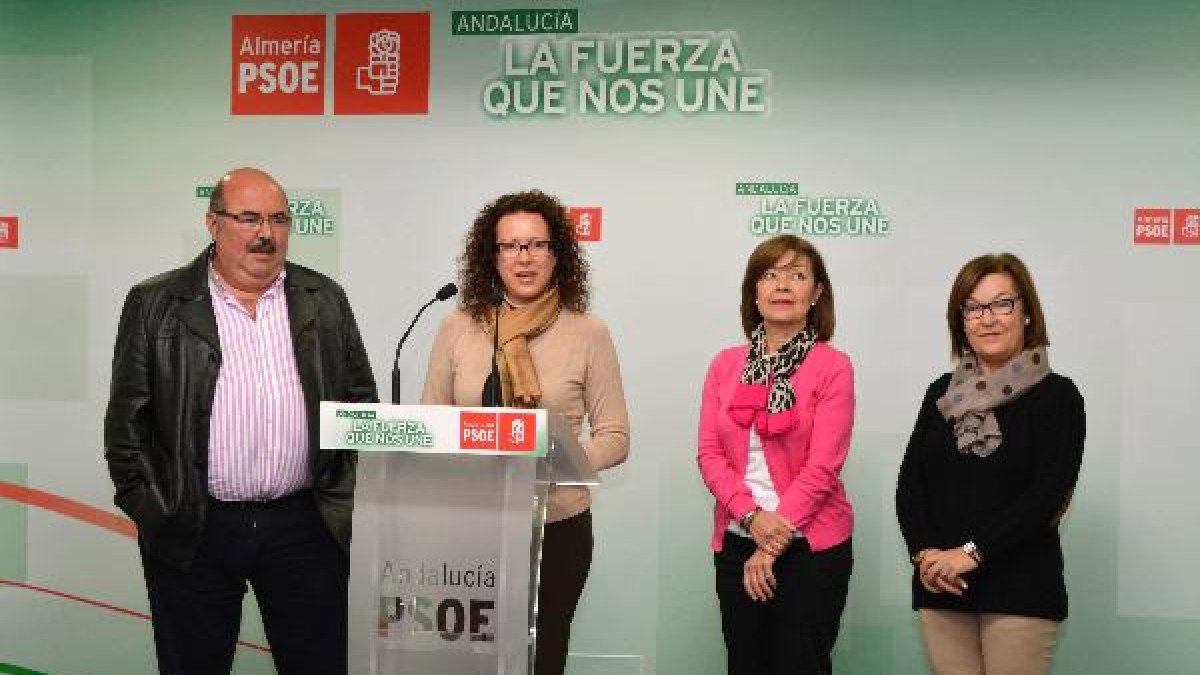 María López y otros concejales socialistas en la rueda de prensa de ayer