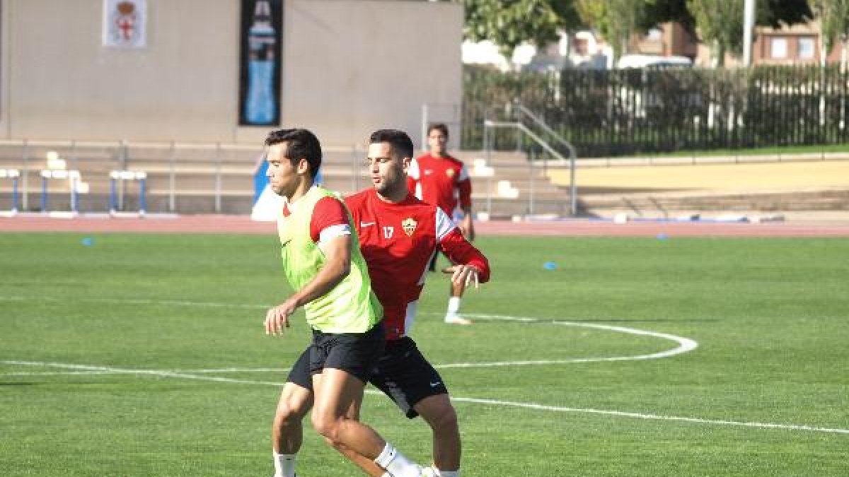 Quique González, presionado por Edgar Méndez.