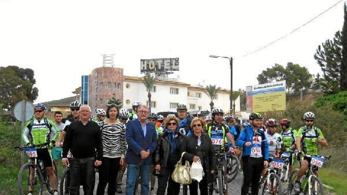 Los participantes antes de tomar la salida junto al alcalde, Jesús Caicedo.