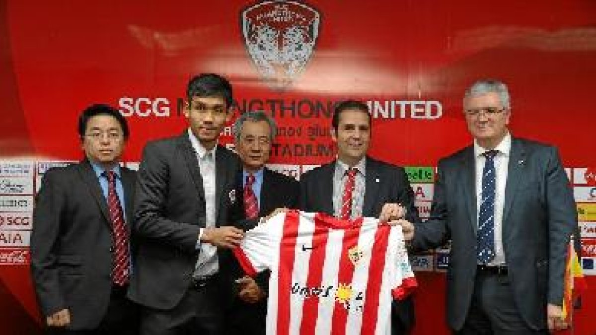 Teerasil Dangda, Mui, en su puesta de largo en Tailandia como rojiblanco.