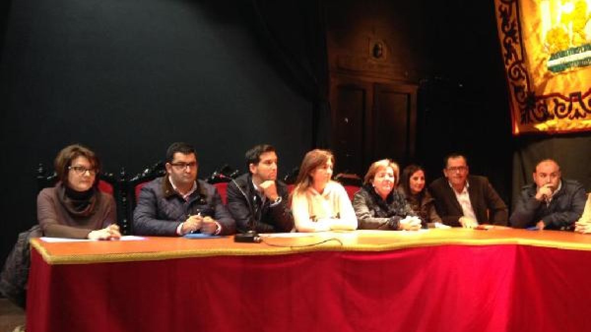 Los  ediles dimitidos (primera, quinta y séptimo por la izquierda) momentos antes del Pleno