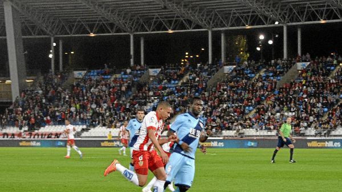Wellington, en una jugada del Almería-Rayo.