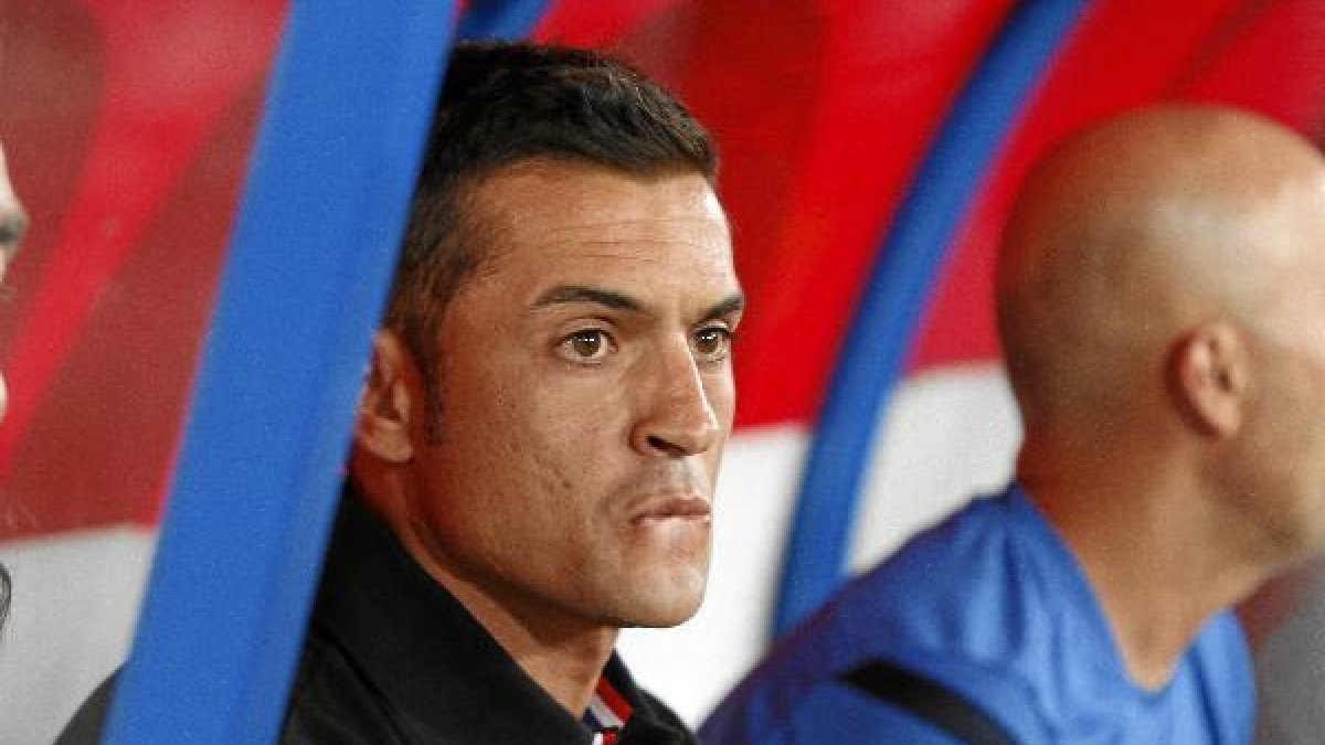 Francisco se muerde la lengua.