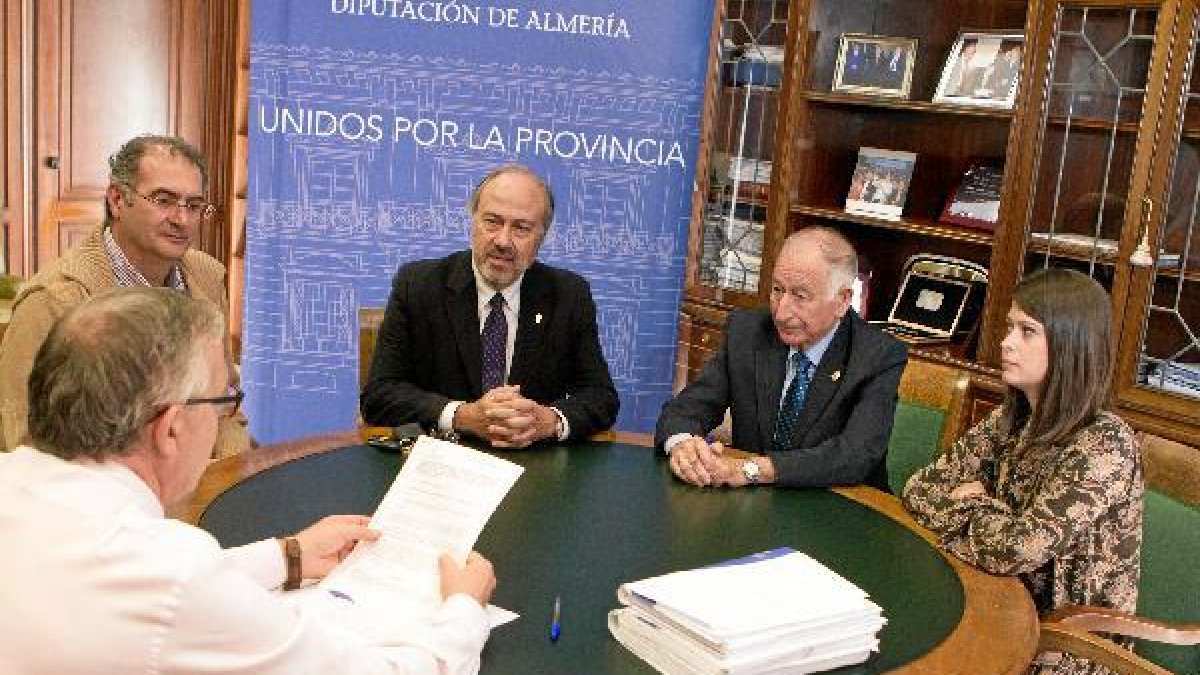 Acto de la firma con el presidente de la Diputación, Gabriel Amat.