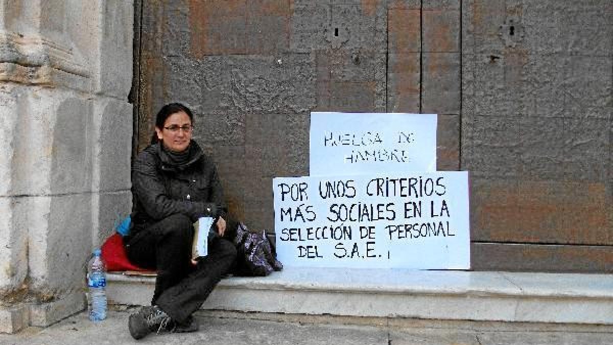 Inmaculada López pasa gran parte del día en la puerta de la iglesia.