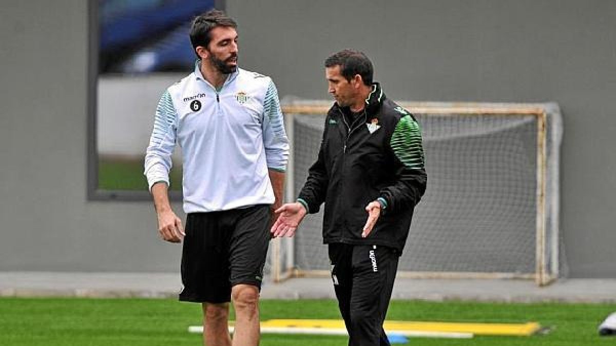 Merino charla con Jordi Figueras en un entrenamiento.