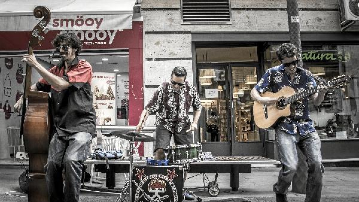 La banda, tocando en Reyes Católicos.