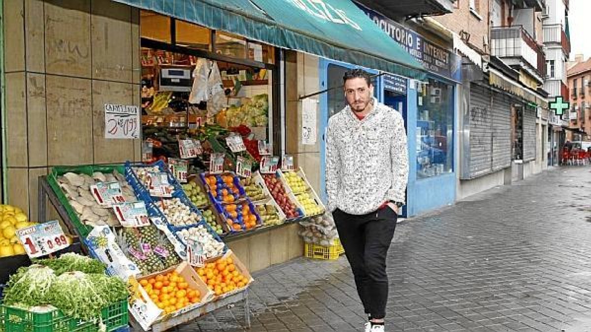 El portero rayista paseando por su barrio.