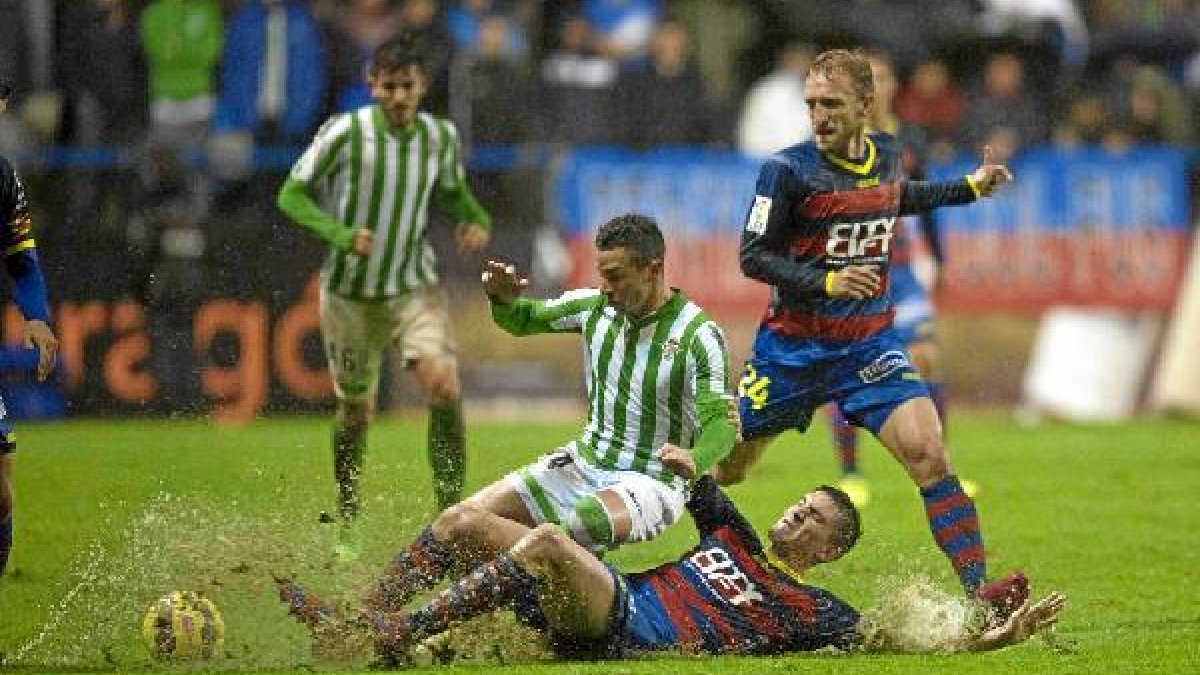 El partido se jugço en un campo impracticable.