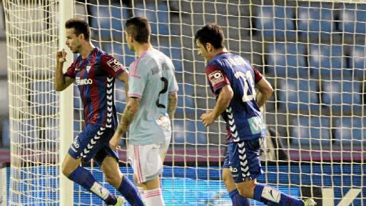 Manu del Moral celebrando el gol del Eibar en Balaídos.
