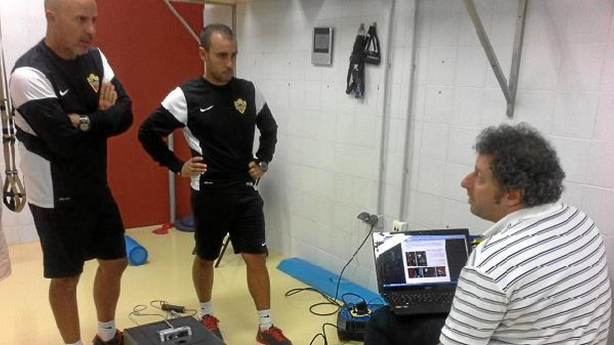 Pozzo explica el funcionamiento del nuevo material a Sergio Pardo y Jesús Roche.