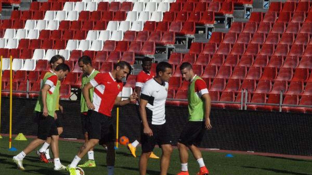 El Almería entrenó a puerta cerrada.