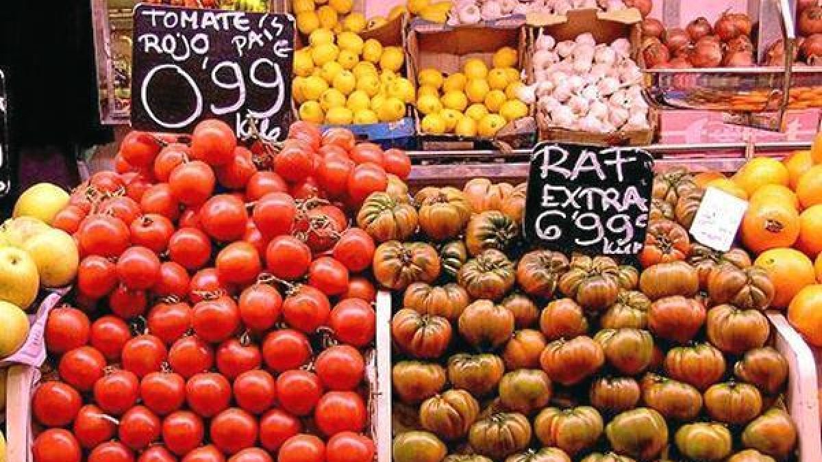 Expositores de tomate Raf en el mercado.