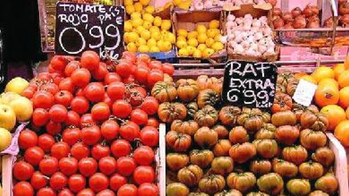 Expositores de tomate Raf en el mercado