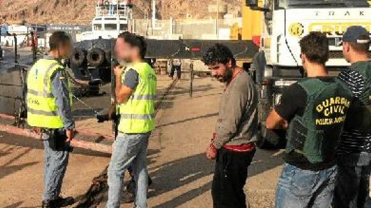 El patrón de la embarcación durante la extracción del hachís