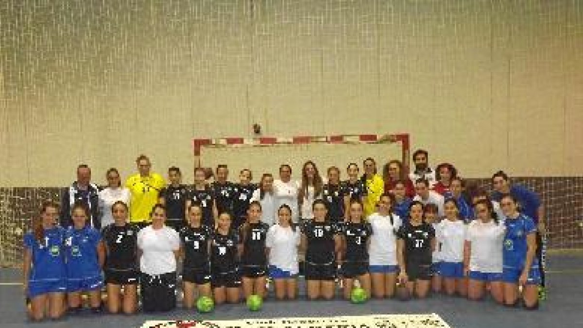 Carmen Martín posó con las guerreras urcitanas.