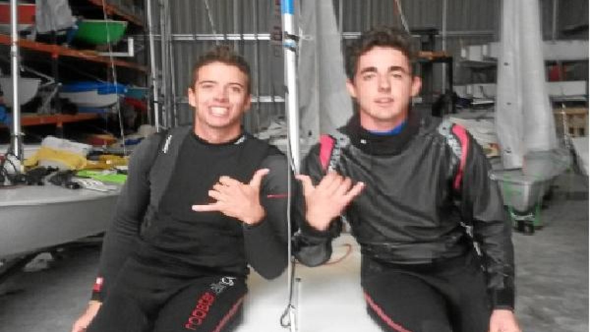 Alejandre y Martín posan felices tras la regata.