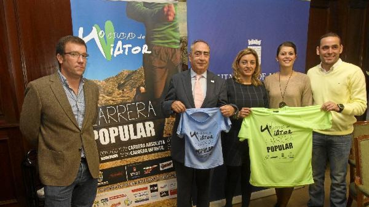 Francisco Balcázar con María del Mar López, Ángeles Martínez y Juan Agustín García.