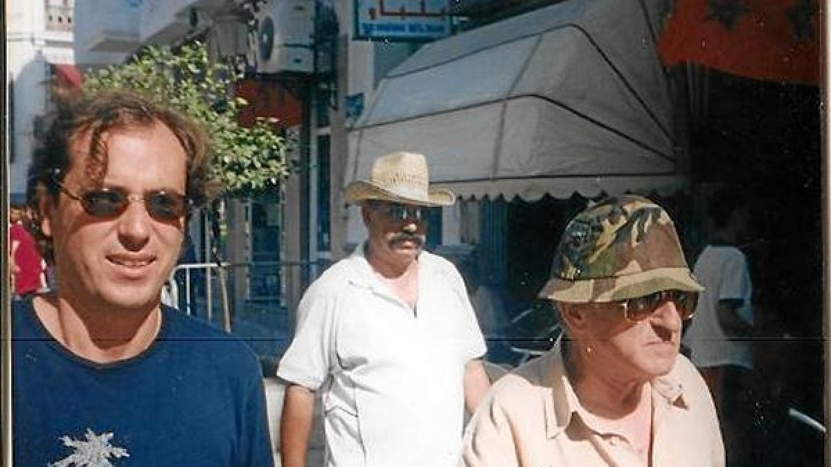 El periodista Federico Utrera caminanto junto a Juan Goytisolo