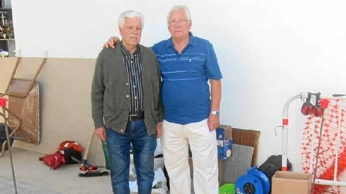 Familiares de represaliados, junto a los primeros restos aparecidos.