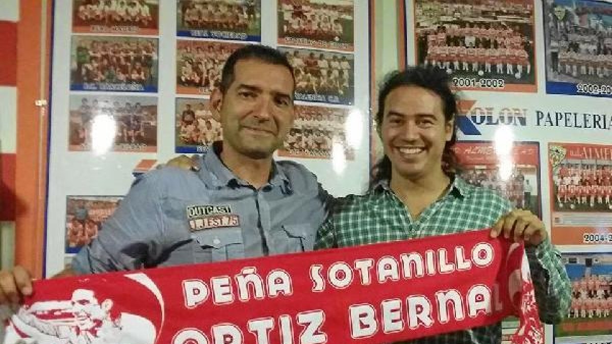 Guillermo Fernández con el presidente del peña Ortíz Bernal.