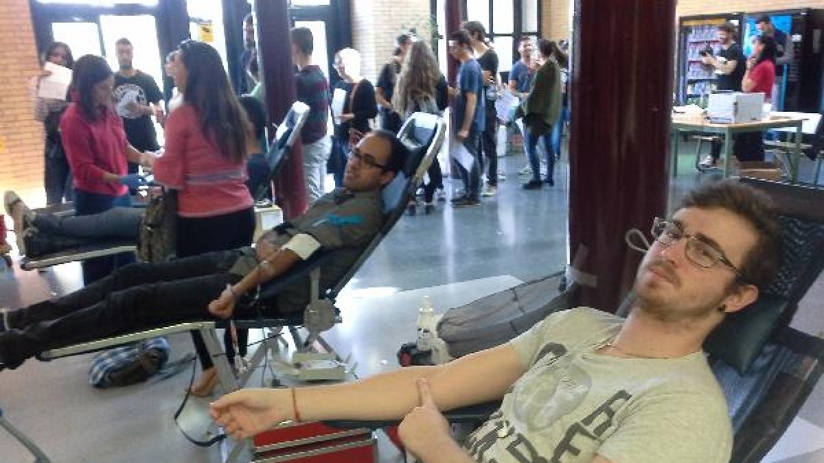 Universitarios donantes en la UAL.