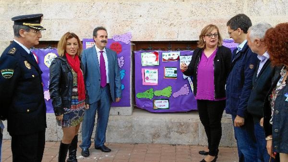 Foto grupal de las autoridades con los murales realizados por los colegios.