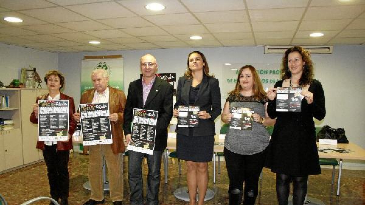Organizadores con los carteles del festival.