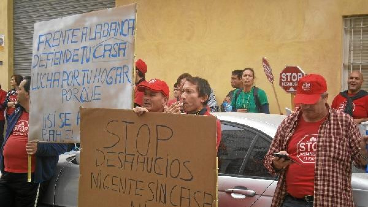 Los manifestantes, ayer a las puertas del INEM, durante la marcha por una vivienda digna.