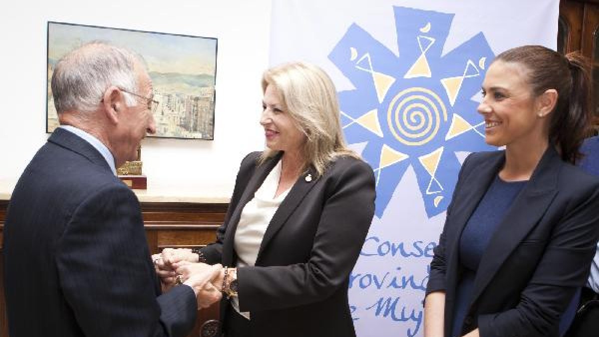 La Fiscal Flor de Torres saludando al presidente de la Diputación, Gabriel Amat, antes de comenzar s
