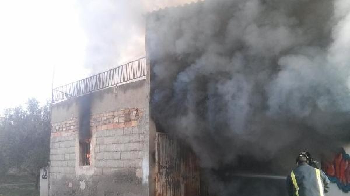 Bomberos de Albox trabajando en las labores de extinción.