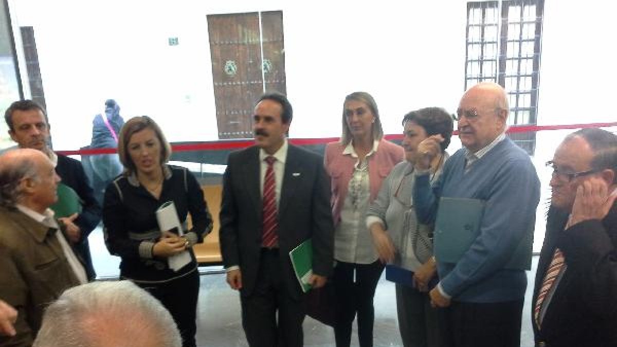 Sonia Ferrer, Alfredo Valdivia y sanitarios con vecinos del casco histórico.