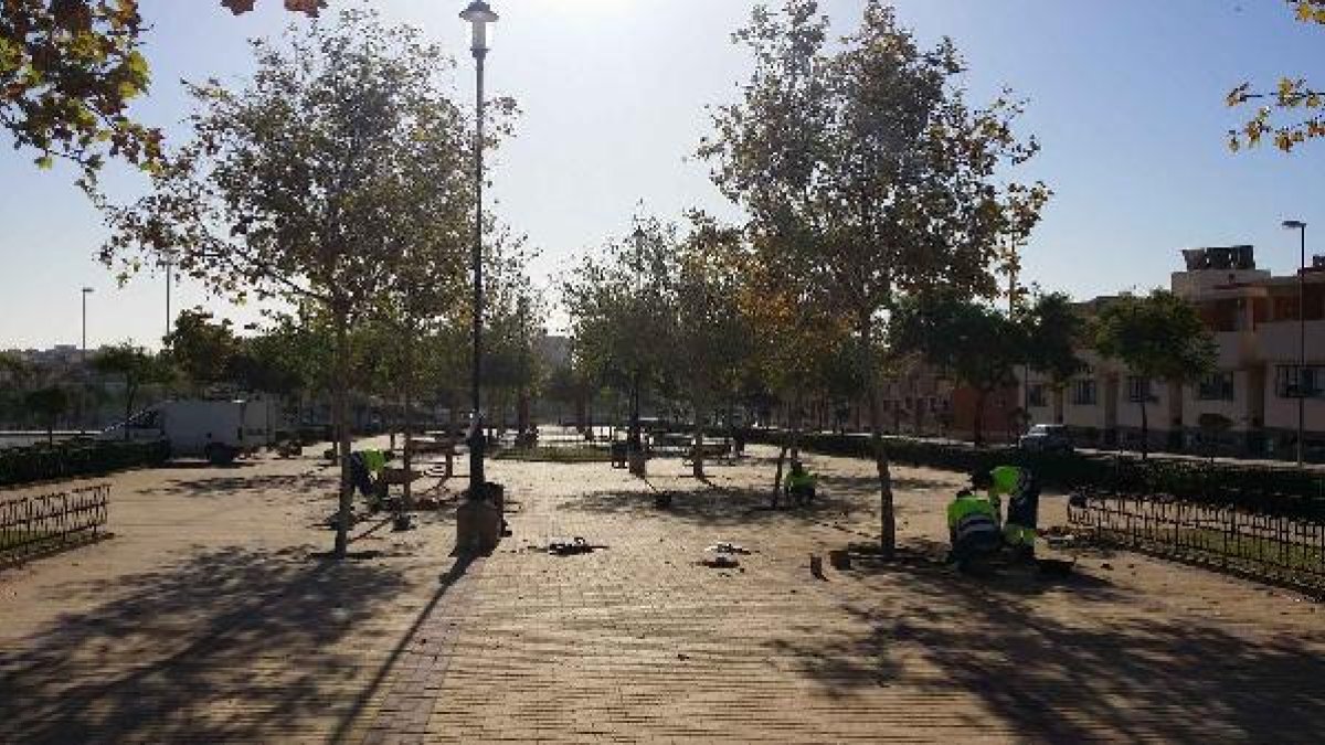Trabajadores de uno de los planes de empleo, en un parque de la localidad.