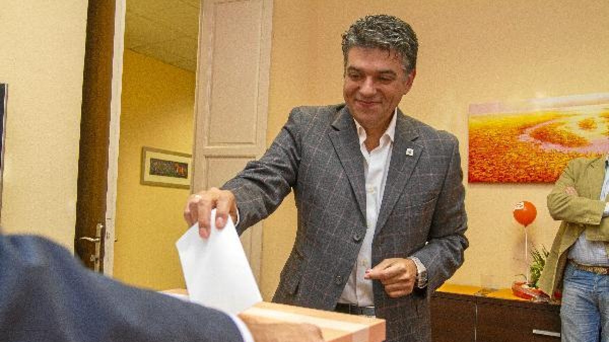 Cazorla, depositanto su voto en la urna.