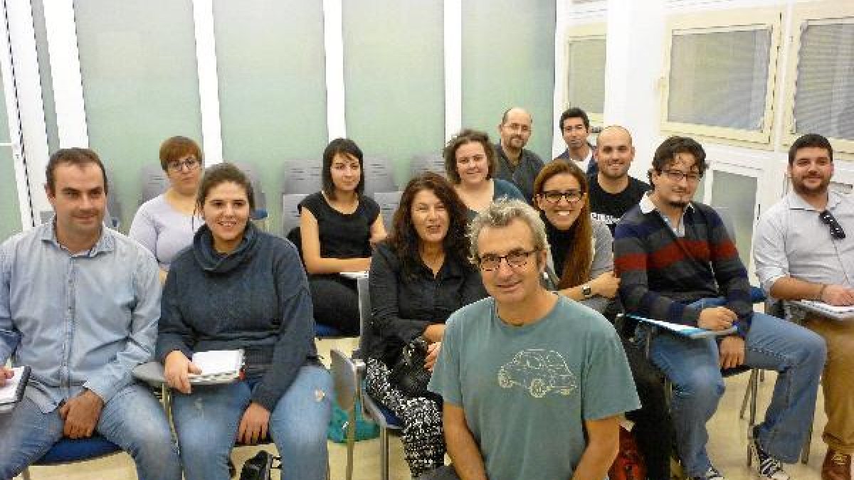 Mariano Barroso, con los asistentes al taller de guión que se celebra hasta hoy.