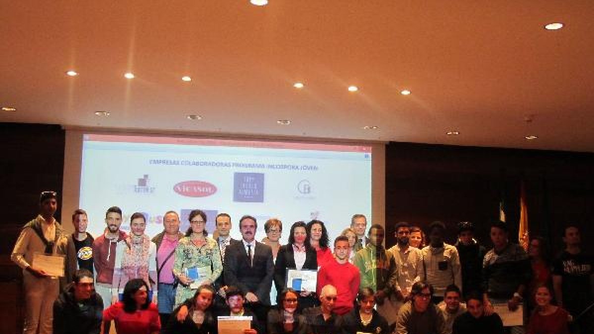 Los consejeros de Igualdad y Empleo con los jóvenes participantes en el encuentro.