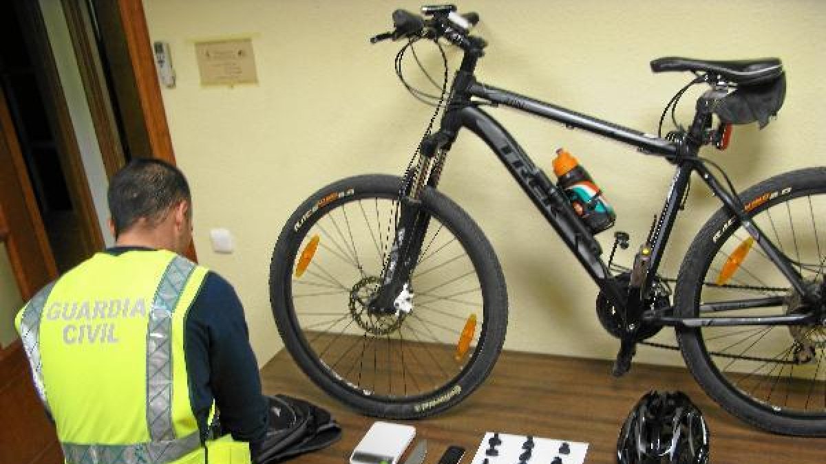 Un agente de la Guardia Civil y los instrumentos del delito